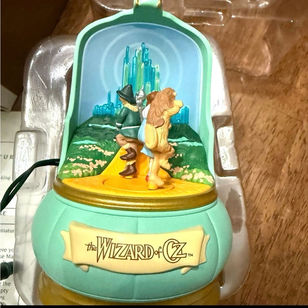 1996 Hallmark Keepsake Ornament WIZARD OF OZ Emerald City Light Motion Music Box